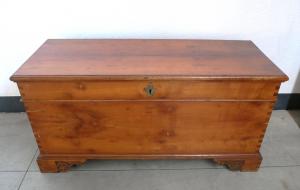 Arcón antiguo de cerezo macizo. Finales del siglo XIX